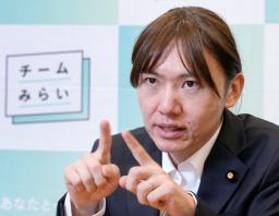 　インタビューに答えるチームみらいの安野党首