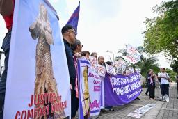 日本政府に対し元慰安婦らへの謝罪を求める集会に参加する人たち=14日、フィリピンの首都マニラ(共同)