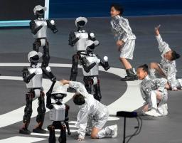 北京市内で行われた人型ロボットによる世界スポーツ大会の開幕式=14日(共同)