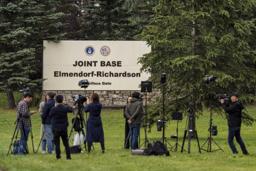 米ロ首脳会談が開かれるエルメンドルフ・リチャードソン米軍基地前に集まる報道陣=14日、アンカレジ(AP=共同)