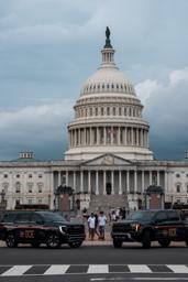 米ワシントンの議会前に駐車された移民・税関捜査局(ICE)の車両=13日(ゲッティ=共同)