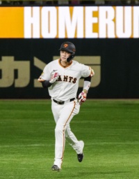 　６回、３ランを放った巨人・坂本＝東京ドーム