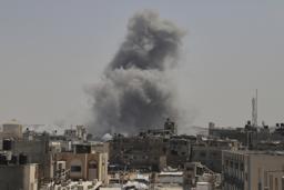 15日、パレスチナ自治区ガザ南部ハンユニスで、イスラエル軍の空爆後に上がる煙(AP=共同)