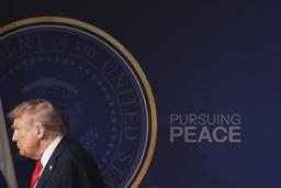 トランプ米大統領=15日、アンカレジ(AP=共同)