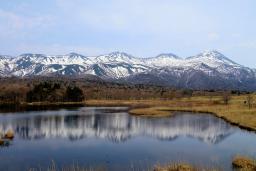 　「知床五湖」の一湖と知床連山＝５月、北海道斜里町