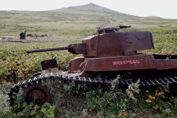 千島列島北東端のシュムシュ島に残された旧日本軍の戦車=2015年9月(タス=共同)