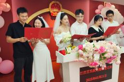 婚姻登記所を訪れたカップル=5月、中国湖北省武漢市(共同)