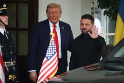米ホワイトハウスに到着したウクライナのゼレンスキー大統領(右)を出迎えるトランプ大統領=18日(ゲッティ=共同)
