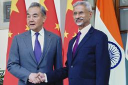 18日、会談した中国の王毅外相(左)とインドのジャイシャンカル外相=ニューデリー(インド外務省提供・AP=共同)