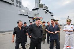 初めて建造された5千トン級多目的駆逐艦を視察する北朝鮮の金正恩朝鮮労働党総書記(手前中央)=18日(朝鮮中央通信=共同)