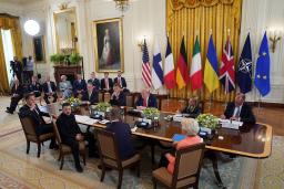 米ホワイトハウスで欧州首脳と協議するトランプ大統領(奥中央)とウクライナのゼレンスキー大統領(手前左から2人目)=18日(ロイター=共同)