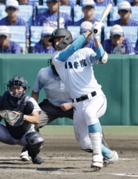 　京都国際―山梨学院　５回裏山梨学院１死満塁、菰田が右越えに走者一掃の三塁打を放つ。捕手猪股＝甲子園