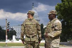 米首都ワシントンで、連邦議会議事堂の周辺を巡回する州兵=14日(AP=共同)