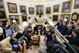 米ホワイトハウスで行われた、トランプ大統領(奥中央右)とウクライナのゼレンスキー大統領の会談=18日(ゲッティ=共同)