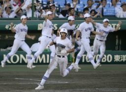 　県岐阜商―横浜　タイブレークの１１回裏、サヨナラ打を放ち、喜ぶ坂口（手前）ら県岐阜商ナイン＝甲子園