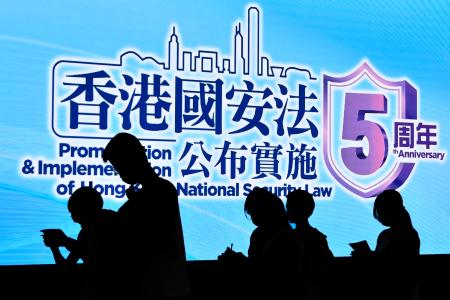 香港の博物館のモニターに表示された香港国家安全維持法施行5年の宣伝=6月(共同)