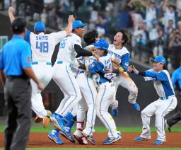 　９回、サヨナラ３点二塁打を放った野村（右から４人目）と喜ぶ日本ハムナイン＝エスコンフィールド