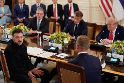 ホワイトハウスで欧州首脳と協議するトランプ米大統領(奥右)とウクライナのゼレンスキー大統領(手前左)=18日(ロイター=共同)