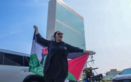 米ニューヨークの国連本部の前に立つパレスチナの支持者=4日(ゲッティ=共同)