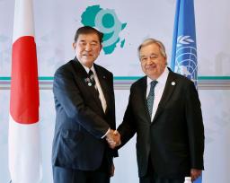 　会談前に握手する国連のグテレス事務総長（右）と石破首相＝２０日午後、横浜市（代表撮影）