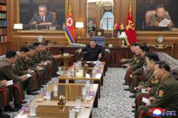 北朝鮮・平壌の朝鮮労働党中央委員会本部庁舎で、金正恩党総書記(中央)と面会する軍の指揮官たち=20日(朝鮮中央通信=共同)