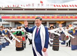 20日、中国チベット自治区ラサに到着した習近平国家主席(新華社=共同)