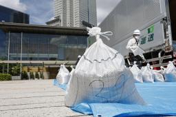 　首相官邸に運び込まれた福島第１原発事故に伴う除染土＝７月
