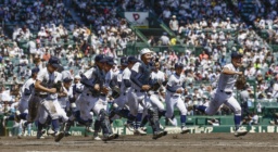 　山梨学院に勝利し、駆け出す沖縄尚学ナイン＝甲子園