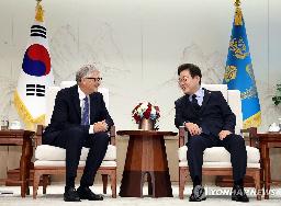 21日、韓国ソウルの大統領府でビル・ゲイツ氏(左)と会談する李在明大統領(聯合=共同)