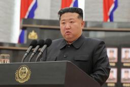 朝鮮人民軍の海外作戦部隊の武勲をたたえる表彰式で演説する北朝鮮の金正恩朝鮮労働党総書記=平壌(朝鮮中央通信=共同)