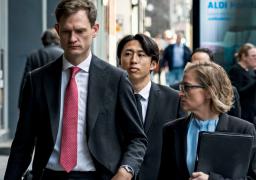 オーストラリア・メルボルンの裁判所に入る檀崎竜孔被告(中央)=22日(共同)