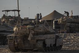 パレスチナ自治区ガザとの境界近くに展開する戦車=21日、イスラエル側から撮影(AP=共同)