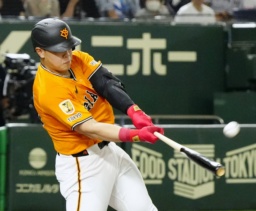 　５回巨人無死、岡本が左越えに先制ソロを放つ＝東京ドーム