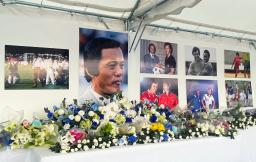 　パナソニックスタジアム吹田の場外広場に設置された、釜本邦茂さんをしのぶ献花台＝２３日