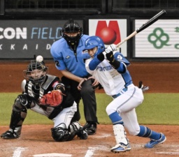 　１０回日本ハム１死満塁、奈良間が中前にサヨナラ打を放つ。捕手嶺井＝エスコンフィールド