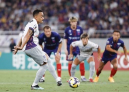 　ＦＣ東京―京都　前半、先制ＰＫを決める京都・ラファエルエリアス＝味スタ