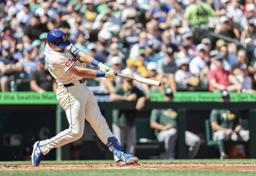 　４９号２ランを放つマリナーズの捕手ローリー＝２４日（ゲッティ＝共同）