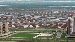 北朝鮮北西部新義州周辺で建造が進められる同国最大規模の温室農場=24日、中国遼寧省丹東から撮影(共同)