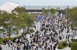 　大勢の来場者でにぎわう大阪・関西万博の会場＝１２日、大阪市此花区の夢洲