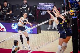 　ウクライナ戦でスパイクを放つ石川＝バンコク（Ｖｏｌｌｅｙｂａｌｌ　Ｗｏｒｌｄ提供）