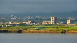 「中朝鴨緑江大橋」の北朝鮮側で進む税関施設とみられる建築物の建設工事=25日、中国遼寧省丹東から撮影(共同)