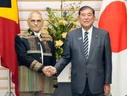 　東ティモールのラモスホルタ大統領（左）との会談を前に握手する石破首相＝２６日午前、首相官邸