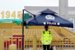 天安門広場に設置された観覧席=27日、北京(共同)