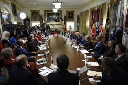 ホワイトハウスでトランプ米大統領が開いた閣議=26日、ワシントン(ゲッティ=共同)