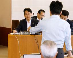 　福井県議会の全員協議会で質問を聞く、関西電力の水田仁原子力事業本部長（左）＝２９日午後
