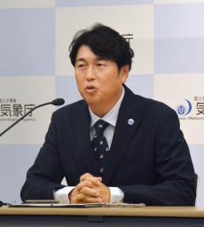 　記者会見する、台風の情報発信を見直す気象庁有識者検討会座長の筆保弘徳氏＝２９日午後、気象庁