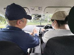 　「外免切り替え」での免許取得を目指し、自動車学校で教習を受ける中国籍の女性（右）＝６月、さいたま市