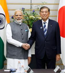 　会談前、インドのモディ首相（左）と握手する石破首相＝２９日午後、首相官邸
