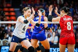 　タイ戦で小島（右）とタッチを交わす石川＝バンコク（Ｖｏｌｌｅｙｂａｌｌ　Ｗｏｒｌｄ提供）