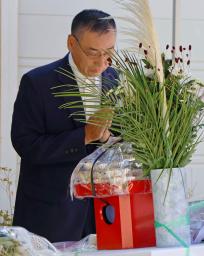　「楽ん楽ん」跡地に設置された献花台で手を合わせる、兄繁喜さんを亡くした千葉利光さん＝３０日午前、岩手県岩泉町